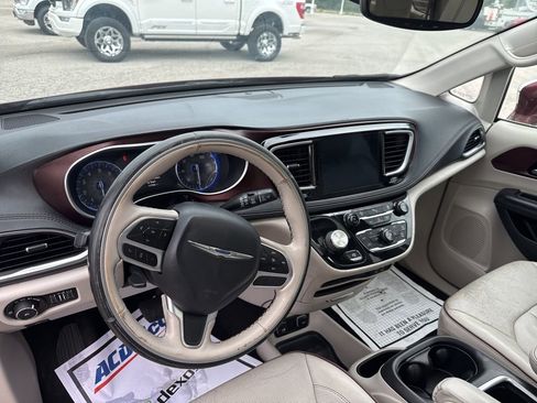 Used 2020 Chrysler Pacifica Limited image 16