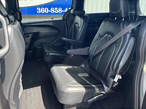 Used 2019 Chrysler Pacifica Touring-L w/ S Appearance Package FWD image 13