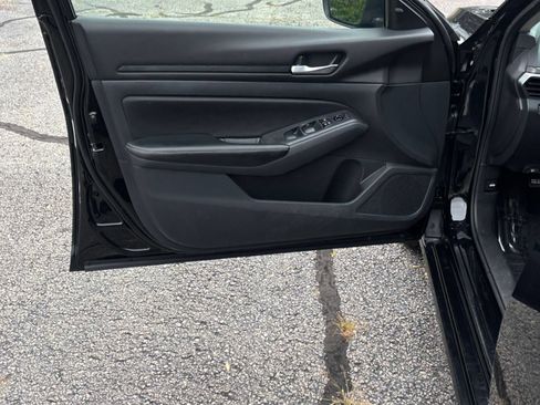Used 2025 Nissan Altima 2.5 SV FWD image 18