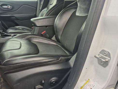 Used 2019 Jeep Cherokee Latitude Plus AWD/4WD image 11