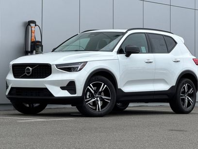 New 2026 Volvo XC40 B5 Core w/ Climate Package