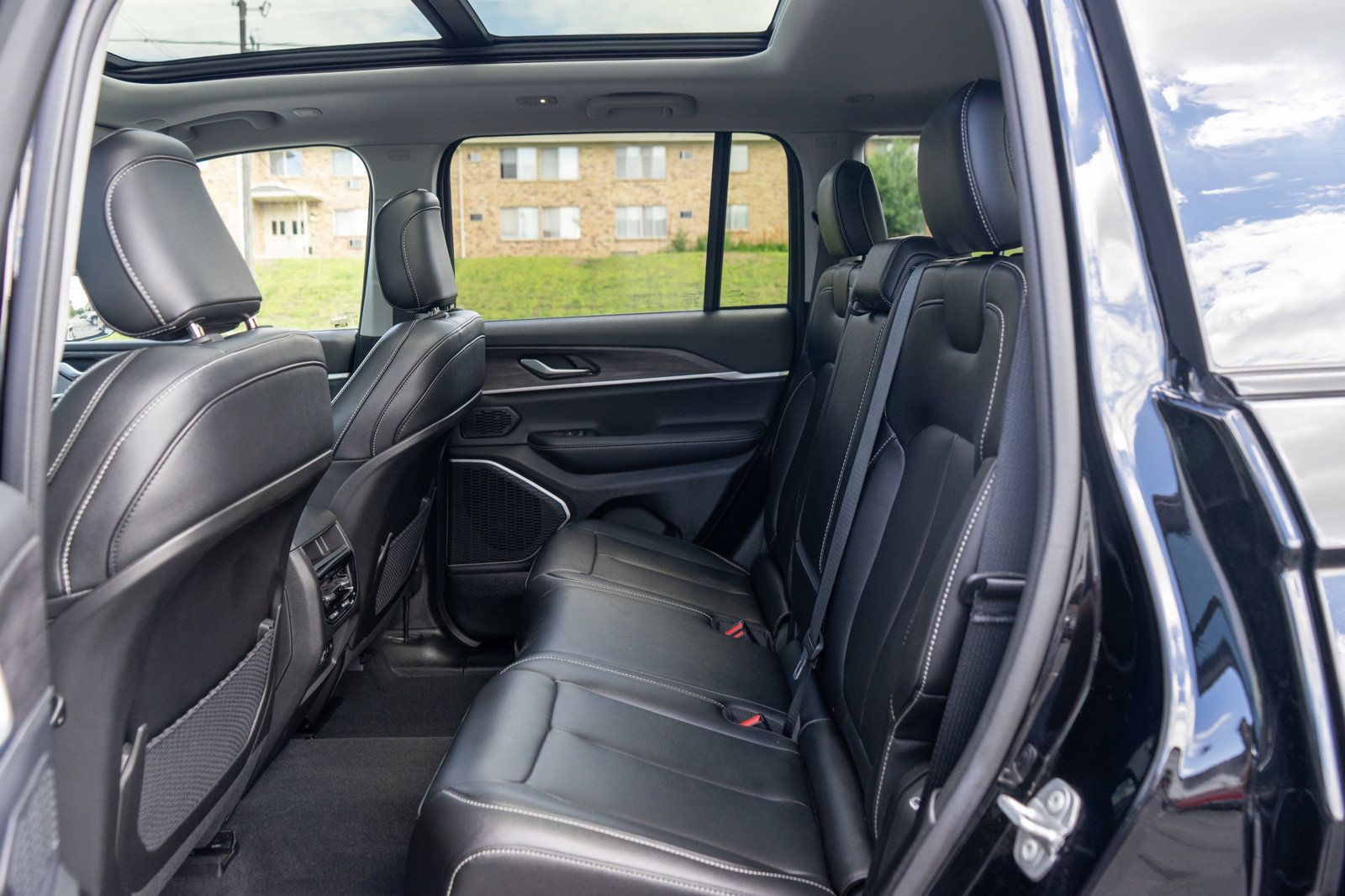 Used 2023 Jeep Grand Cherokee Limited AWD/4WD image 31