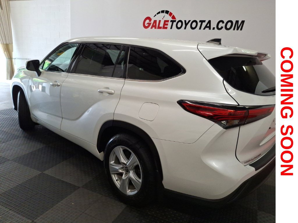 Used 2022 Toyota Highlander LE AWD/4WD image 12