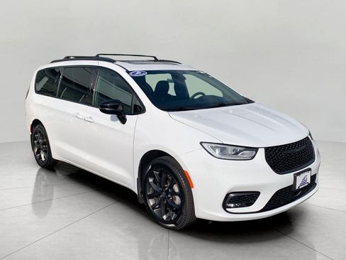 Used 2025 Chrysler Pacifica Limited AWD/4WD image 1