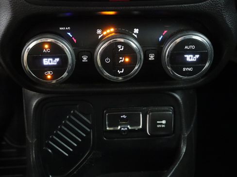 Used 2016 Jeep Renegade Limited FWD image 20