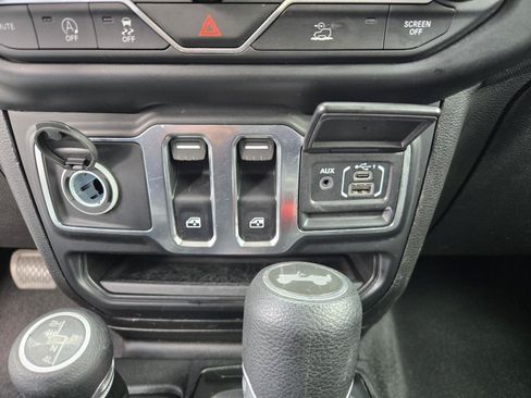 Used 2021 Jeep Wrangler Sport AWD/4WD image 13