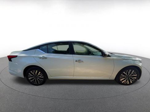 Used 2025 Nissan Altima 2.5 SV FWD image 16