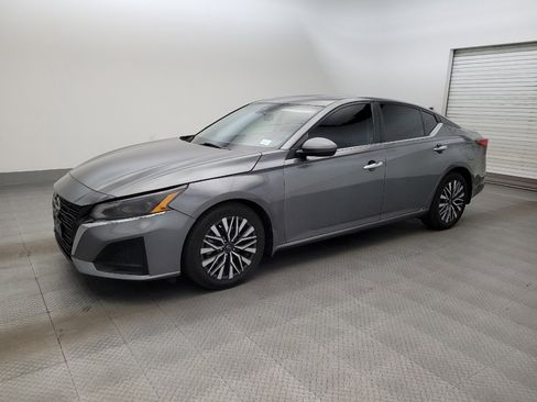 Used 2023 Nissan Altima 2.5 SV w/ SV Premium Package FWD image 2