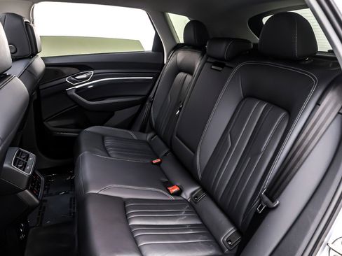 Used 2022 Audi e-tron Premium Plus w/ Premium Plus Package image 9