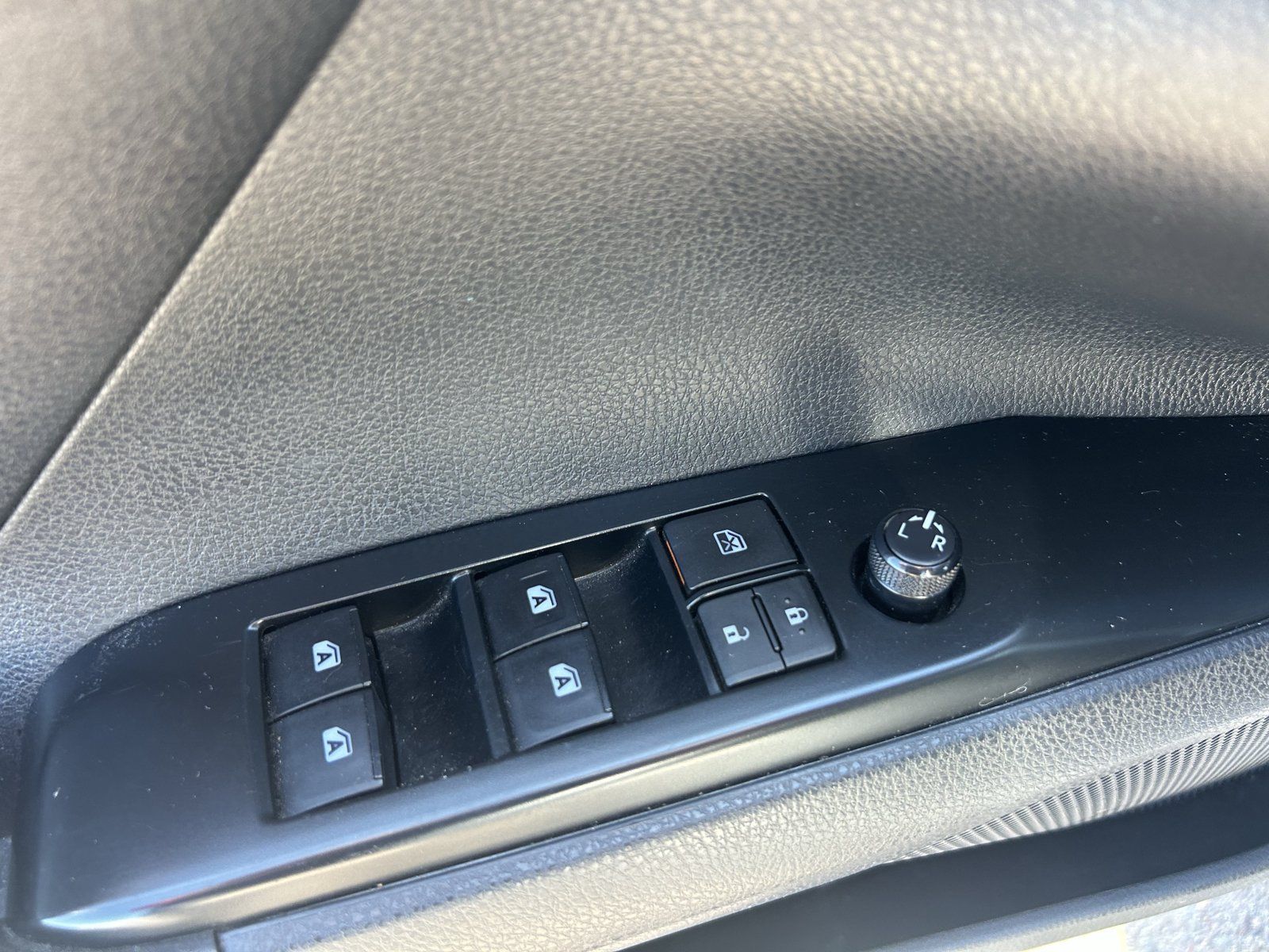 Used 2019 Toyota Camry SE FWD image 16