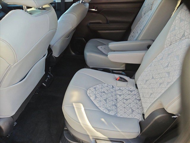 Used 2023 Toyota Highlander Bronze Edition FWD image 26