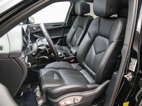 Certified 2026 Porsche Macan AWD/4WD image 10