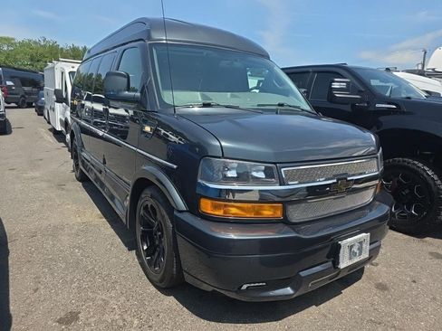 Used 2020 Chevrolet Express 2500 Extended RWD image 2