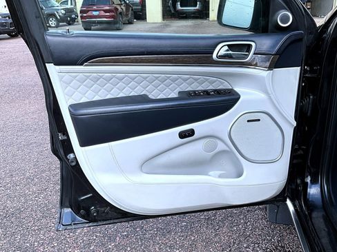 Used 2018 Jeep Grand Cherokee Summit AWD/4WD image 10