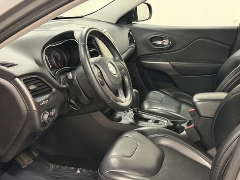 Used 2019 Jeep Cherokee Latitude Plus image 8