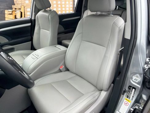 Used 2019 Toyota Highlander XLE AWD/4WD image 20