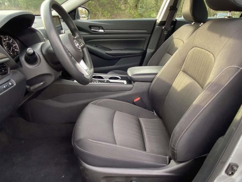 Used 2024 Nissan Altima 2.5 SV FWD image 14