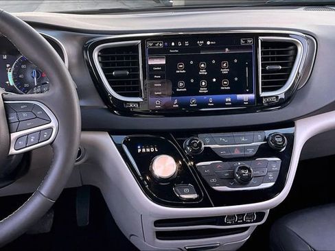 Used 2024 Chrysler Pacifica Touring-L image 9