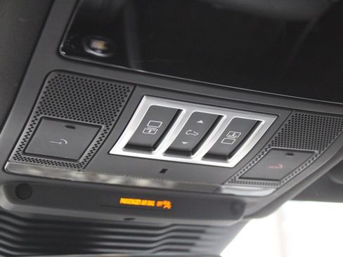 Certified 2025 Land Rover Discovery Dynamic SE image 28