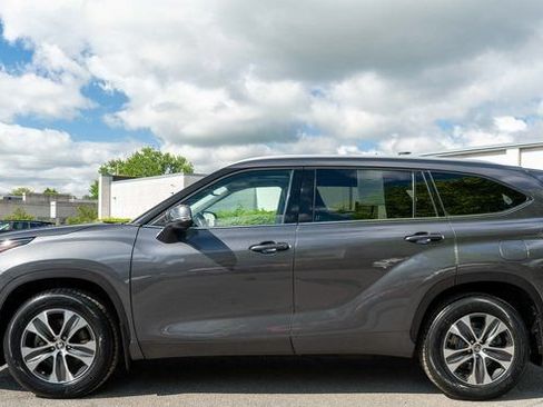 Used 2022 Toyota Highlander XLE AWD/4WD image 9