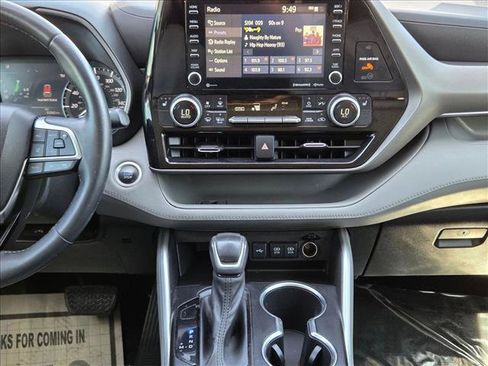 Used 2021 Toyota Highlander XLE FWD image 16