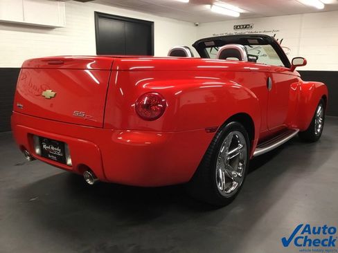 Used 2005 Chevrolet SSR w/ Preferred Equipment Group RWD image 10