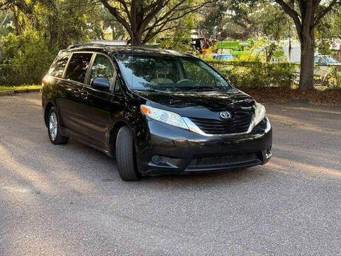 Used 2014 Toyota Sienna LE FWD image 2