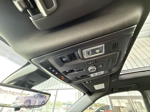 Used 2022 GMC Yukon Denali w/ Advanced Technology Package AWD/4WD image 29