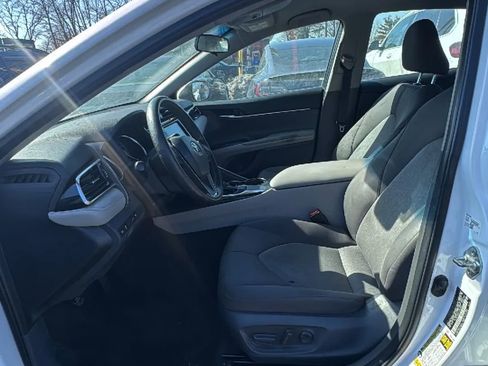 Used 2018 Toyota Camry LE image 11