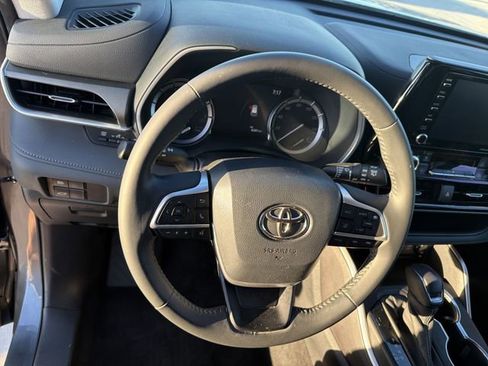 Used 2022 Toyota Highlander XLE image 16