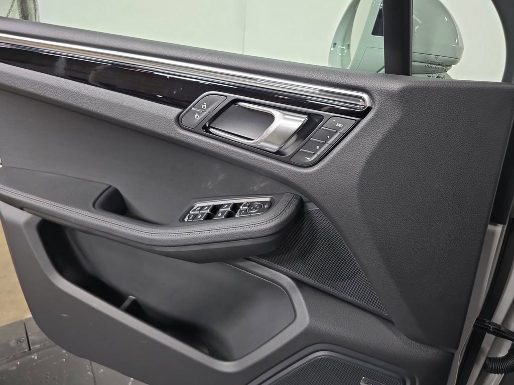 Certified 2026 Porsche Macan AWD/4WD image 22
