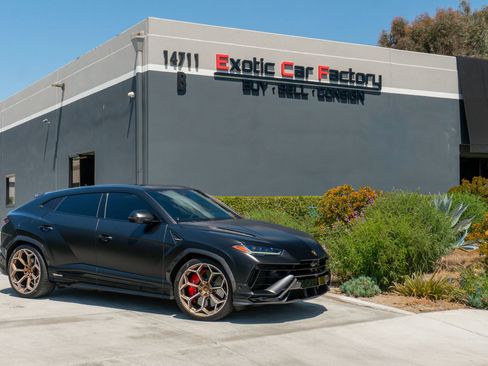 Used 2023 Lamborghini Urus Performante AWD/4WD image 1