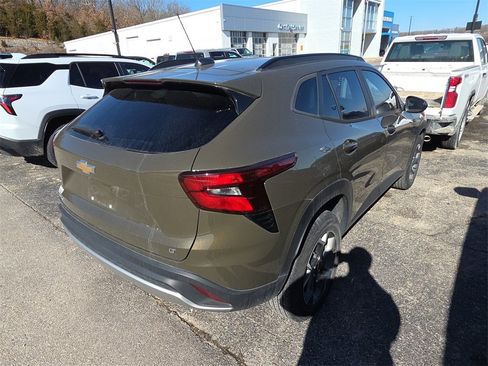 Used 2024 Chevrolet Trax LT w/ LT Convenience Package image 6