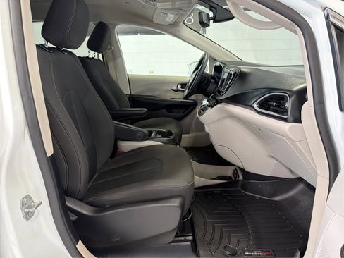 Used 2020 Chrysler Pacifica Touring w/ Tire & Wheel Group image 15