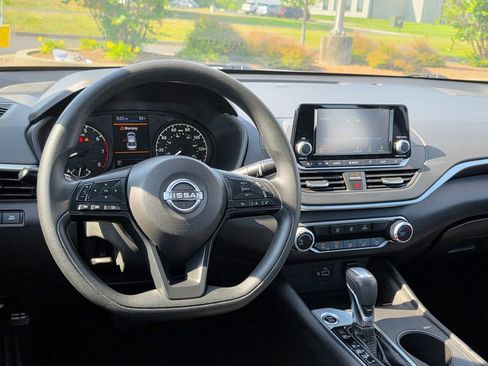 Used 2024 Nissan Altima 2.5 S FWD image 32