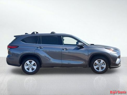 Used 2022 Toyota Highlander LE FWD image 5