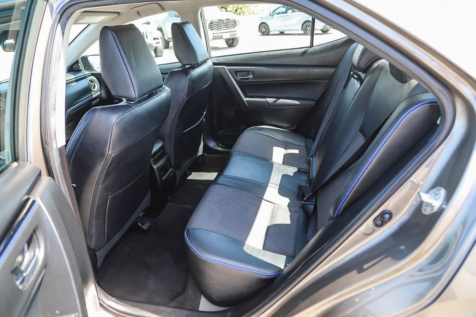Used 2018 Toyota Corolla SE w/ Carpet Mat Package (TMS) FWD image 18