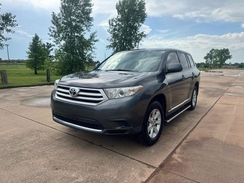 Used 2012 Toyota Highlander FWD w/ Tow Pkg image 3