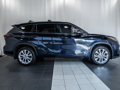 Used 2024 Toyota Highlander Limited AWD/4WD image 3