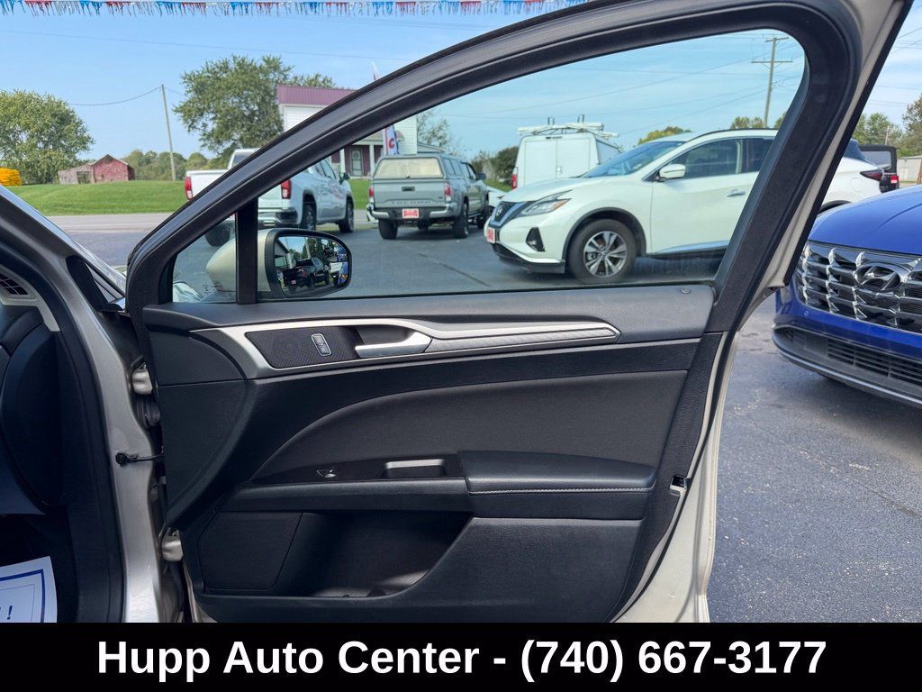 Used 2017 Ford Fusion SE w/ Fusion SE Technology Package FWD image 20