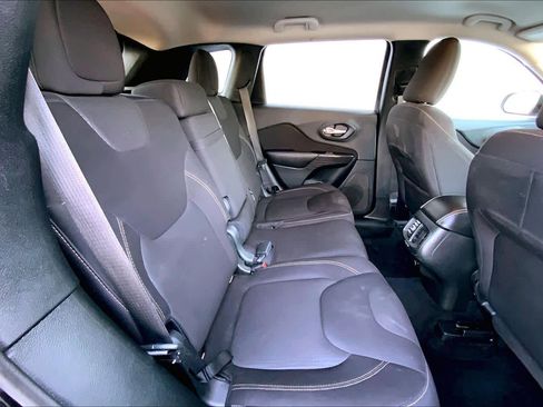 Used 2016 Jeep Cherokee Latitude w/ Cold Weather Group image 19