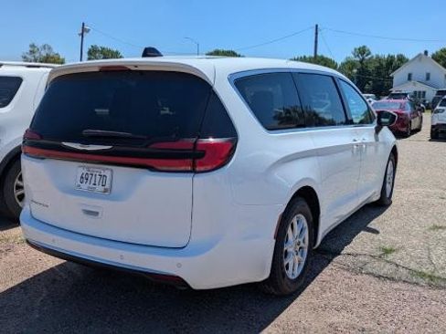 Used 2023 Chrysler Pacifica Touring-L FWD image 3