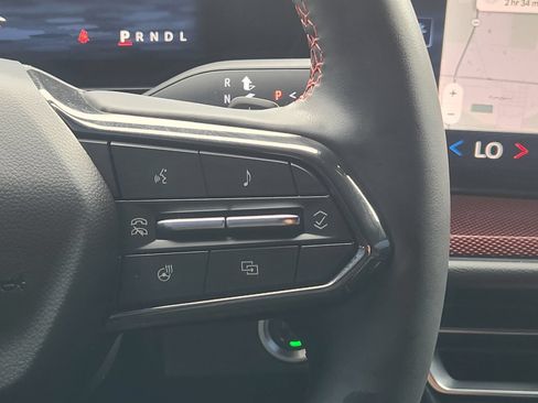 Used 2025 Chevrolet Traverse RS FWD image 31
