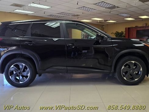 Used 2025 Nissan Rogue SV image 5