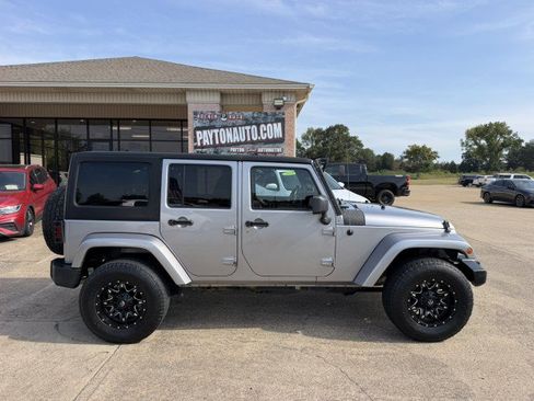 Used 2014 Jeep Wrangler Unlimited Sahara w/ Connectivity Group AWD/4WD image 1