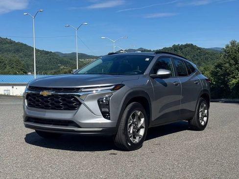 New 2026 Chevrolet Trax LT w/ Driver Confidence Package FWD image 3