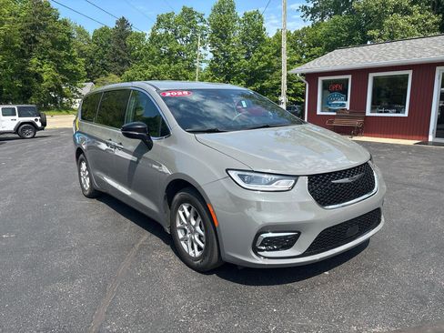 Used 2025 Chrysler Pacifica Select FWD image 2