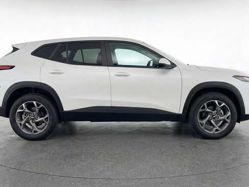 Used 2025 Chevrolet Trax LT FWD image 11
