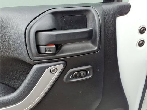 Used 2016 Jeep Wrangler Unlimited Sahara w/ Connectivity Group image 12