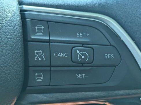 Used 2022 Jeep Grand Cherokee Limited w/ Luxury Tech Group II RWD image 30